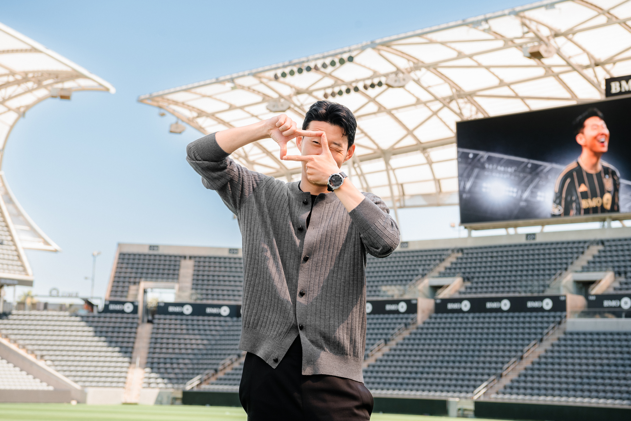 손흥민이 LAFC 홈구장에서 전매특허인 찰칵 세리머니를 하고 있다. [사진 LAFC]