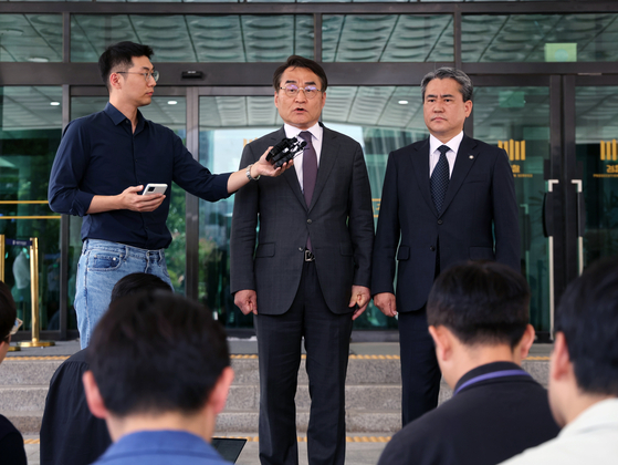 윤석열 전 대통령 법률대리인단(배보윤·송진호 변호사)이 7일 오후 서울 서초구 고등검찰청 앞에서 김건희 특검팀(특별검사 민중기)의 윤 전 대통령 2차 체포영장 집행 관련 기자회견을 하고 있다. 뉴스1