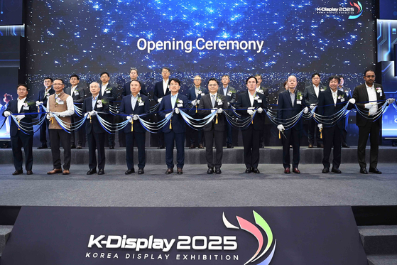 문신학 산업통상자원부 1차관이 7일 서울 강남구 코엑스에서 열린 '2025한국디스플레이산업전시회' 개막식에서 주요 참석자들과 함께 테이프커팅을 하고 있다. 뉴스1