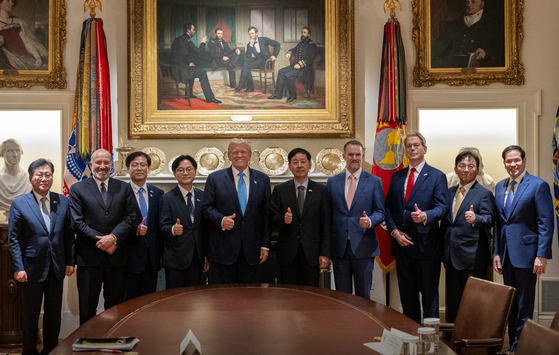 지난달 30일(현지시간) 도널드 트럼프 미국 대통령(왼쪽 다섯째)이 구윤철 경제부총리 등 한국 협상단과 백악관에서 기념 촬영을 했다. [사진 백악관]