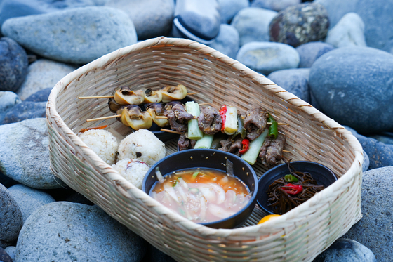 8일 오전 제주 해녀들과 울릉 해녀 등 10여명이 독도 몽돌해안 앞에서 물질 시연을 한 후 독도 등대 근무자와 중앙119 구조대원들에게 대접한 제주해년 밥상. 제주도 제공
