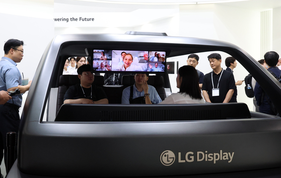 7일 코엑스에서 열린 ‘K-Display 2025 한국디스플레이산업전시회’에 LG디스플레이의 차량용 디스플레이를 살펴보는 관람객들. [뉴스1]