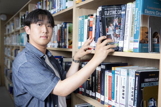 어재희(서울대 전기정보공학부 1학년)씨가 지난 7월 중앙일보와 인터뷰하며 공과대학 내 도서관에서 포즈를 취하고 있다. 전민규 기자