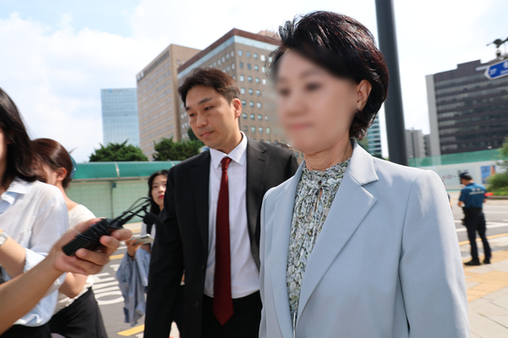 '건진법사 청탁' 관련 한학자 통일교 총재 비서실장인 정모 씨가 8일 피의자 조사를 위해 서울 종로구 김건희 특검 사무실에 출석했다. 뉴스1
