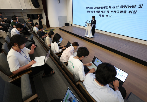 윤석열 전 대통령 부인 김건희 여사와 관련한 각종 의혹 사건을 수사하는 민중기 특별검사팀 오정희 특검보가 지난 5일 서울 종로구 광화문kt 웨스트 빌딩에서 브리핑을 하고 있다. 연합뉴스