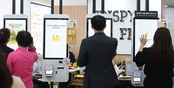 지난 5월 15일 서울 시내 한 음식점에서 손님들이 키오스크를 이용하고 있다. 뉴시스
