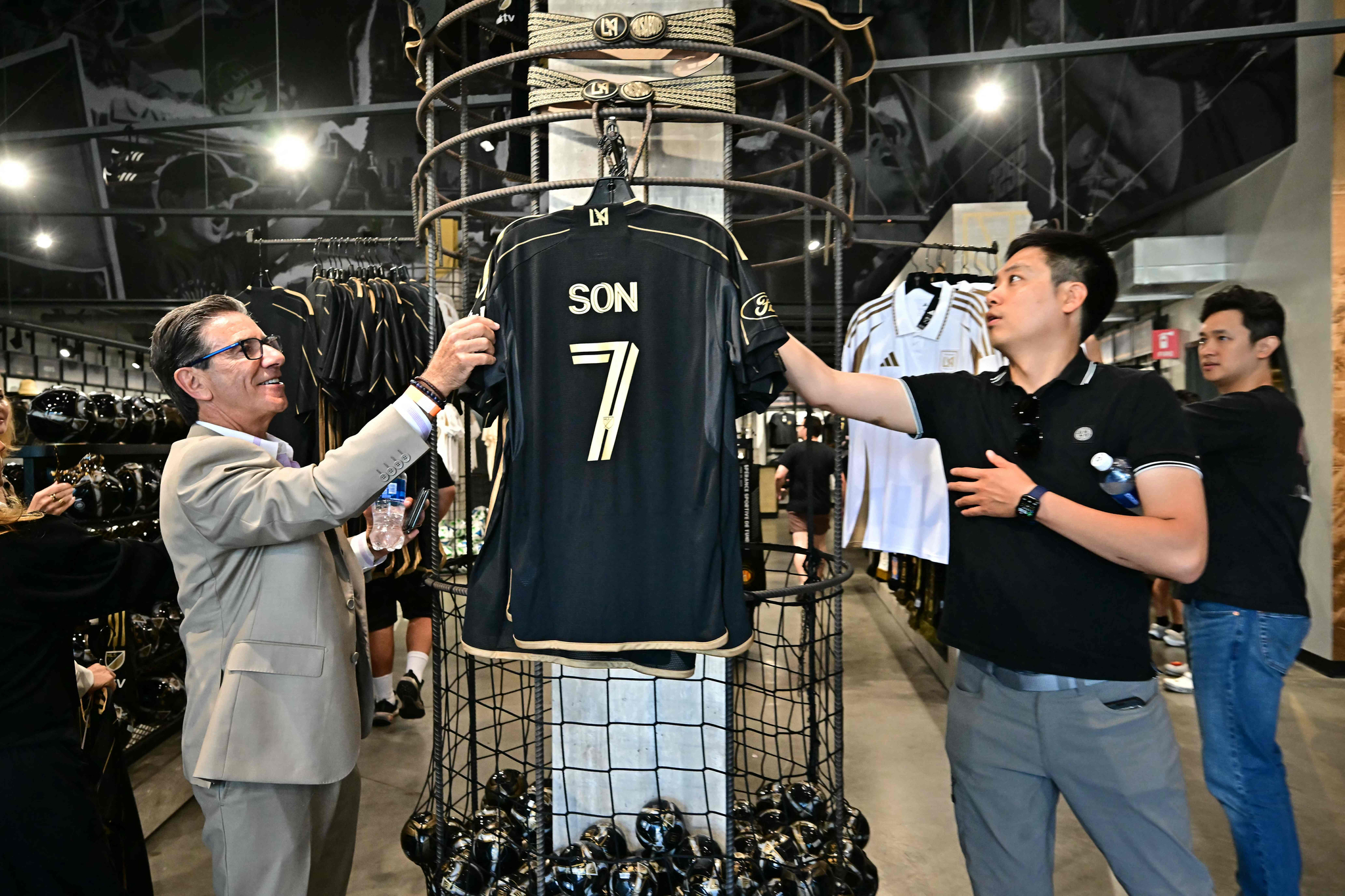 LAFC 구단 스토어에 걸려있는 손흥민 유니폼. [AFP=연합뉴스]