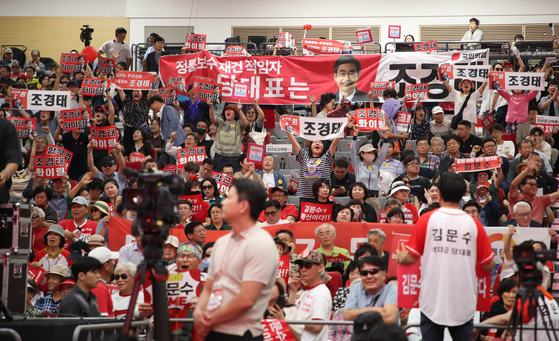 8일 오후 대구 북구 엑스코에서 열린 국민의힘 제6차 전당대회 대구·경북 합동연설회에 참석한 일부 당원들이 특정 후보를 지지하거나 '탄핵 찬성파(찬탄)'와 '탄핵 반대파(반탄)'로 나뉘어 "배신자" 등 구호를 외치고 있다. 뉴스1