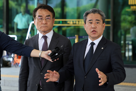 윤석열 전 대통령 법률대리인단(배보윤·송진호 변호사)이 7일 오후 서울 서초구 고등검찰청 앞에서 김건희 특검팀(특별검사 민중기)의 윤 전 대통령 2차 체포영장 집행 관련 기자회견을 하고 있다. 뉴스1