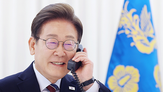 이재명 대통령이 지난 6월 6일 서울 한남동 관저에서 도널드 트럼프 미국 대통령과 전화 통화를 하기 위해 수화기를 들고 있다. 이 대통령은 오는 25일(현지시간) 미국 워싱턴에서 트럼프 대통령과 첫 정상회담을 가질 예정이다. 연합뉴스