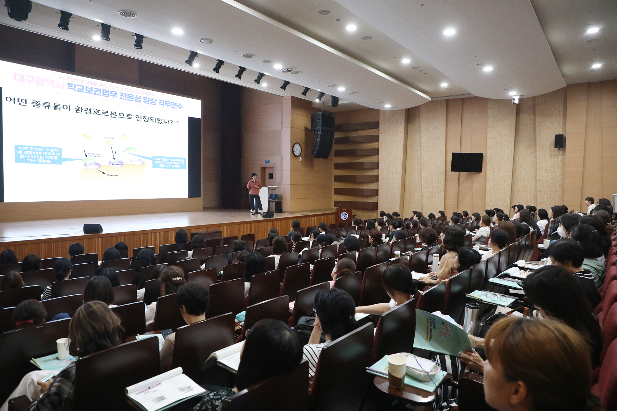 이덕희 교수가 환경호르몬과 건강을 주제로 강의를 하고 있다