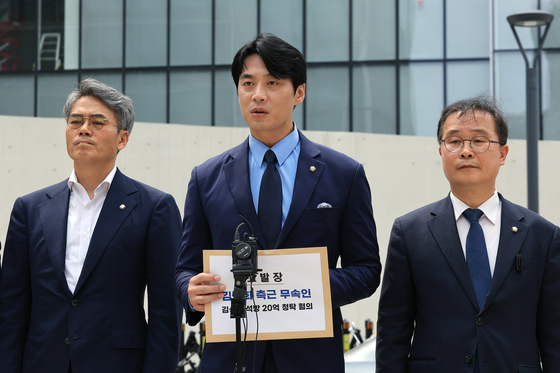더불어민주당 정치검찰 조작기소대응TF 한준호 단장과 이건태 의원, 김기표 의원 등 위원들이 8일 오후 종로구에 마련된 김건희 특검팀(특별검사 민중기) 입주 건물 앞에서 김건희 측근 무속인의 김성태 전 쌍방울 회장의 보석 석방 관련 20억 청탁 혐의 고발장 제출에 앞서 기자회견을 하고 있다. 뉴스1