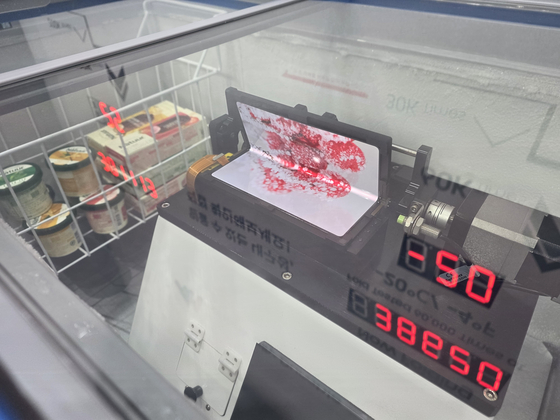 7일 서울 강남구 코엑스에서 열린 'K-Display 2025 한국디스플레이산업전시회'에서 삼성디스플레이가 냉동고 안 폴더블폰 폴딩 테스트를 진행하고 있다. 이가람 기자
