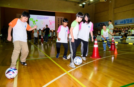 삼성 다문화청소년 스포츠 클래스 여름캠프에서 축구 게임을 하는 학생들. [사진 제일기획]