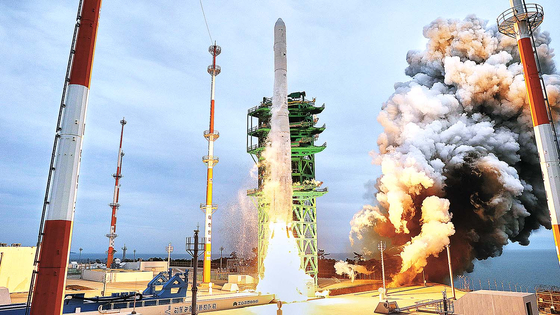 국내 독자 기술로 개발된 한국형 발사체 누리호(KSLV-Ⅱ)가 2022년 전남 고흥군 나로우주센터에서 발사되고 있다. 연합뉴스