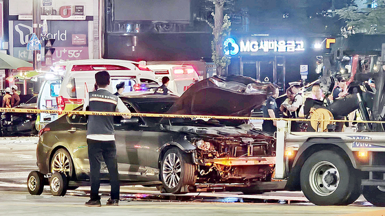 1일 오후 9시 27분께 서울 시청역 인근 교차로에서 차량이 인도로 돌진하는 교통사고가 발생했다. 경찰이 사고 관련 차량을 견인하고 있다. 이희권 기자
