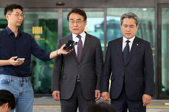 윤석열 전 대통령 법률대리인단(배보윤·송진호 변호사)이 7일 오후 서울 서초구 고등검찰청 앞에서 김건희 특검팀(특별검사 민중기)의 윤 전 대통령 2차 체포영장 집행 관련 기자회견을 하고 있다. 뉴스1