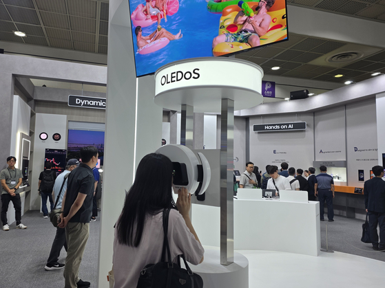 7일 서울 강남구 코엑스에서 열린 'K-Display 2025 한국디스플레이산업전시회'에서 삼성디스플레이가 선보인 올레도스 제품을 관람객이 체험하고 있다. 이가람 기자