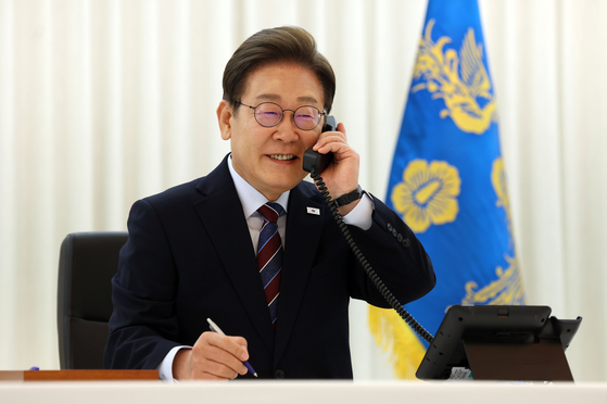 이재명 대통령이 취임 사흘쨰인 지난 6월 6일 저녁 서울 한남동 관저에서 도널드 트럼프 미국 대통령과 전화 통화를 하기 위해 수화기를 들고 있다. 대통령실사진기자단