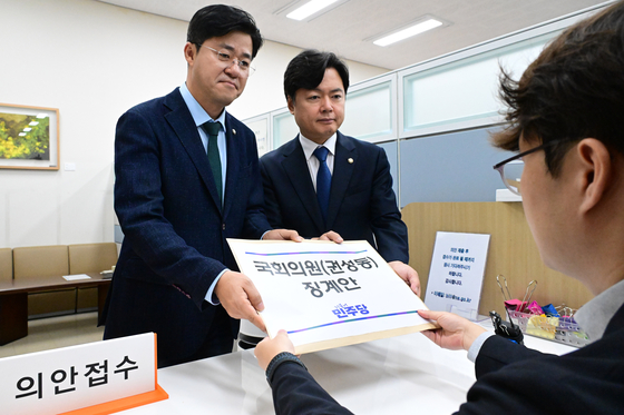 박상혁 더불어민주당 원내소통수석을 대표로 한 당 관계자들이 8일 통일교 등으로부터 불법 정치자금 수수 의혹을 받는 국민의힘 권성동 의원에 대한 징계안을 국회 의안과에 제출하고 있다. 연합뉴스