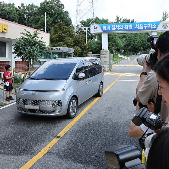 김건희 여사 관련 의혹을 수사 중인 특별검사팀 차량이 7일 오전 윤석열 전 대통령에 대한 2차 체포영장 집행에 실패한 뒤 서울구치소를 나오고 있다. 이날 특검팀은 물리력 행사를 통해 영장을 집행하려 했지만, 윤 전 대통령의 완강한 거부로 집행을 중단했다고 밝혔다. [뉴스1]