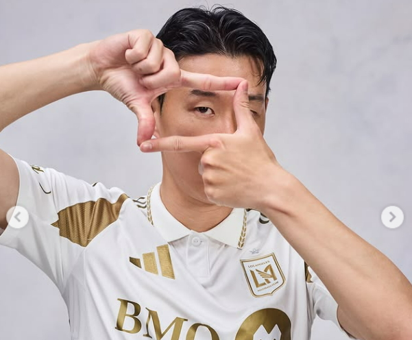 LAFC 원정 유니폼을 입은 손흥민이 전매특허인 찰칵 세리머니 포즈를 취했다. [사진 LAFC 인스타그램]