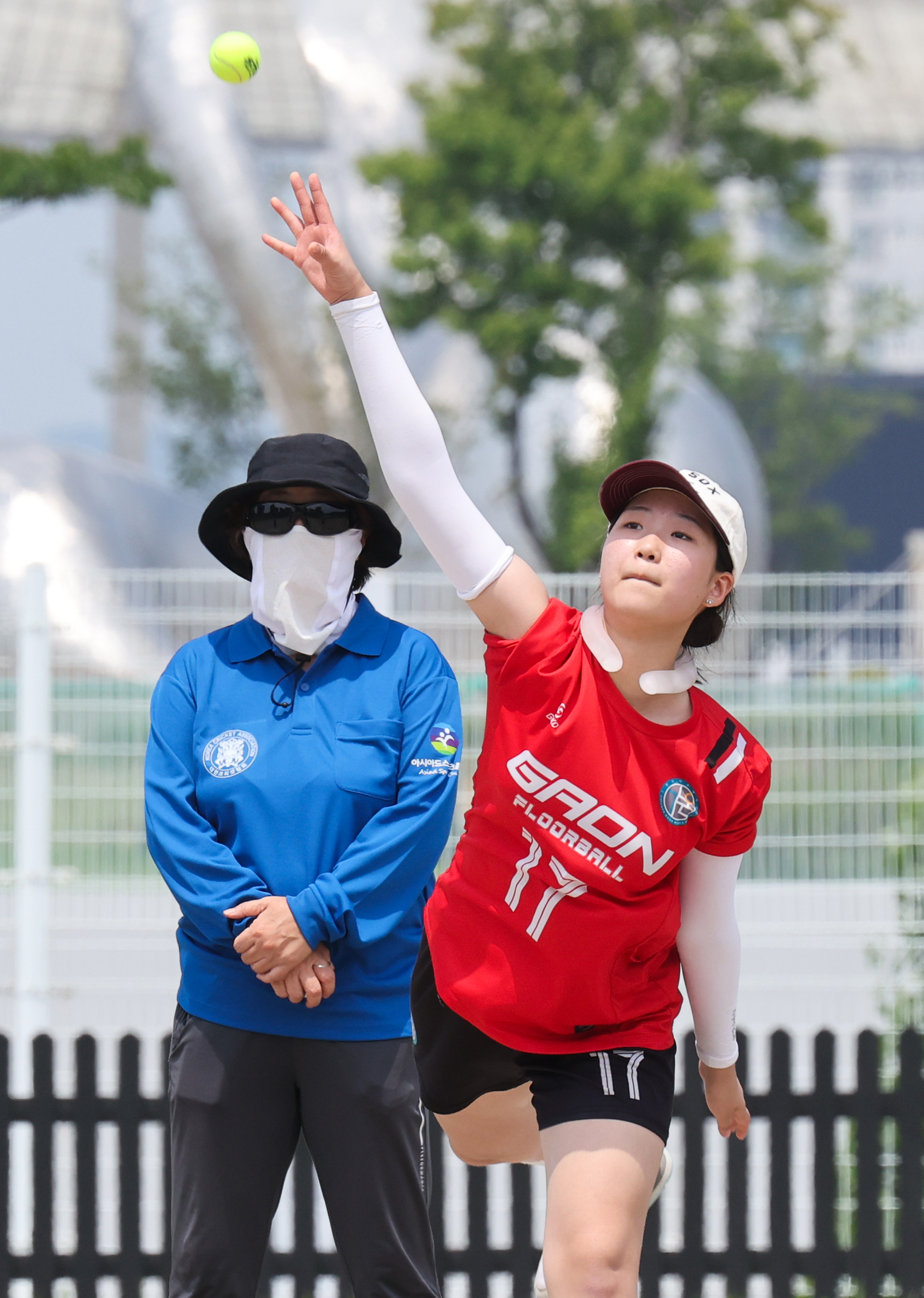 볼러(투수)로 나선 가온중 선수가 팔을 쭉 펴고 공을 던지고 있다. 크리켓에서는 볼러가 팔꿈치를 굽혀 공을 던지면 투구 반칙(노볼)으로 1점을 잃는다.