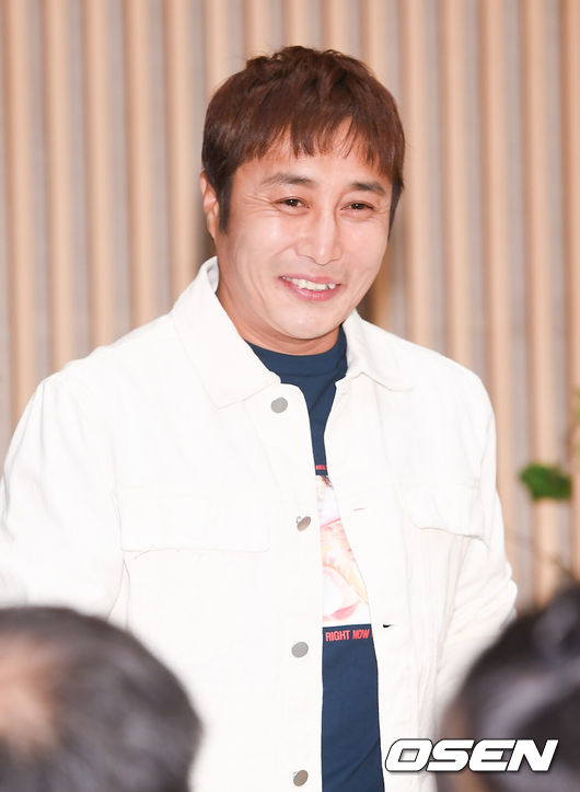 [OSEN=박준형 기자]12일 오후 서울 목동 SBS 사옥에서 진행된  SBS '정글의법칙' 안티카카 기자간담회에서 김병만이 입장하고 있다.  /  soul1014@osen.co.kr