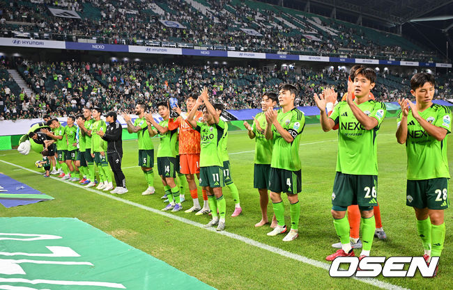[OSEN=전북, 민경훈 기자] 8일 오후 전주월드컵경기장에서 하나은행 K리그1 2025 25라운드 전북현대와 FC안양의 경기가 열렸다.  이 경기에서 전북은 박진섭의 선제골과 이승우의 결승골이 터져 FC안양을 2-1로 이겼다.무려 21경기 연속 무패(16승5무)를 달린 전북(17승6무2패, 승점 57점)은 압도적 선두를 지켰다. 경기를 마치고 전북 이승우가 동료들과 함께 축구팬들에게 인사를 하고 있다. 2025.08.08 / rumi@osen.co.kr