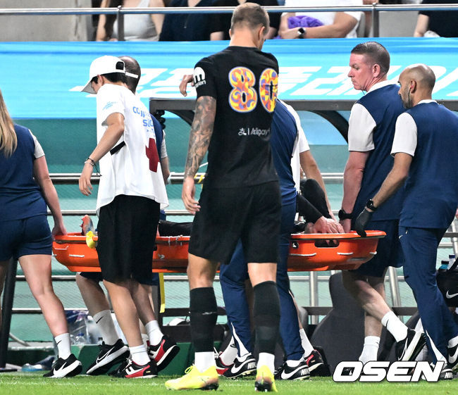 [OSEN=서울월드컵경기장, 이대선 기자] 3일 오후 서울월드컵경기장에서 쿠팡플레이 시리즈 20252경기, 토트넘 홋스퍼 FC와 뉴캐슬 유나이티드 FC의 프리시즌 친선경기가 열렸다.토트넘 손흥민의 고별전이자 양민혁과 뉴캐슬 박승수의 맞대결로 주목받는 이번 경기는 단순한 프리시즌 친선경기가 아닌, 전설의 마지막, 신예의 등장 교차점이라는 특별한 의미가 더해진다.후반 토트넘 홋스퍼 제임스 매디슨이 부상으로 실려 나가고 있다. 2025.08.03 /sunday@osen.co.kr