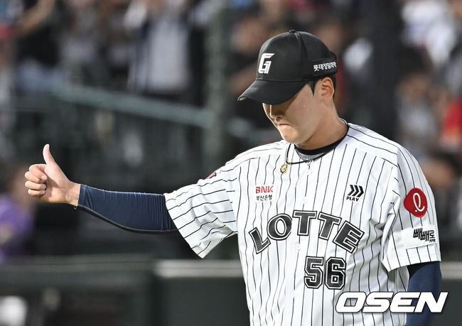 [OSEN=부산, 이석우 기자] 27일 부산 사직야구장에서 2025 신한 SOL 뱅크 KBO 리그 롯데 자이언츠와 KIA 타이거즈의 경기가 열렸다. 홈팀 롯데는 나균안이, 방문팀 KIA는 네일이 선발 출전했다.롯데 자이언츠 최준용이 8회초 수비를 무실점으로 막고 엄지척을 하고 있다. 2025.07.27 / foto0307@osen.co.kr