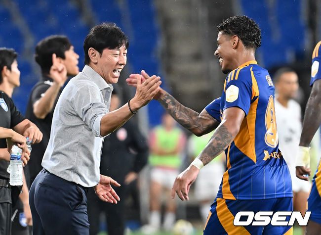 [OSEN=울산, 이석우 기자] 9일 울산 문수축구경기장에서 하나은행 K리그1 2025 울산 HD와 제주SK의 경기가 열렸다.  신태용 감독이 울산 HD 데뷔전이자 13년 만의 K리그 복귀 경기에 나섰다. 울산 HD 신태용 감독이 루빅손의 골이 성공하자 에릭과 기뻐하고 있다. 2025.08.09 / foto0307@osen.co.kr