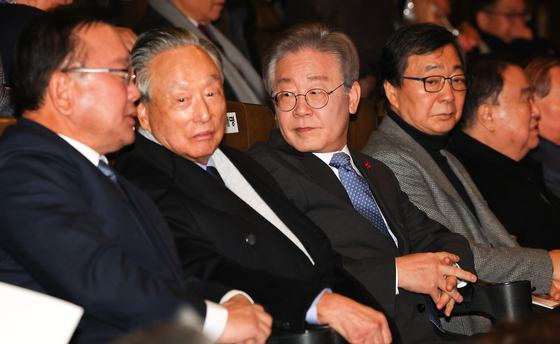 2023년 12월 18일 권노갑 더불어민주당 상임고문(왼쪽에서 두번째)이 이재명 당시 민주당 대표 등과 서울 용산구 CGV용산아이파크몰에서 열린 '길위에 김대중' VIP시사회에 참석해 있다. 전민규 기자