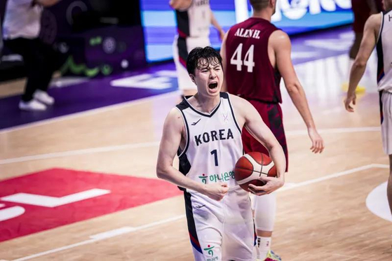 8일 사우디아라비아 제다에서 열린 남자 농구 2025 FIBA 아시아컵 조별리그 A조 2차전 한국과 카타르의 경기. 이현중이 포효하고 있다. 연합뉴스