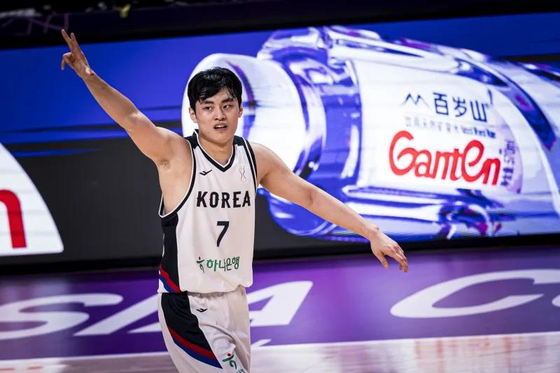 8일 사우디아라비아 제다에서 열린 남자 농구 2025 FIBA 아시아컵 조별리그 A조 2차전 한국과 카타르의 경기. 유기상이 3점슛을 넣고 세리머니하고 있다. 연합뉴스