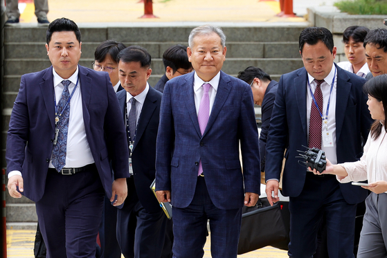  이상민 전 행정안전부 장관이 지난달 31일 구속전피의자 심문(영장실질심사)을 받기 위해 서울 서초동 서울중앙지법으로 출석하는 모습. 법원은 이 전 장관 혐의가 소명됐고 증거 인멸 염려가 있다며 구속영장을 발부했다. 이 전 장관은 구속적부심을 청구했다. 구속적부심 심문은 8일 열렸다. 장진영 기자.