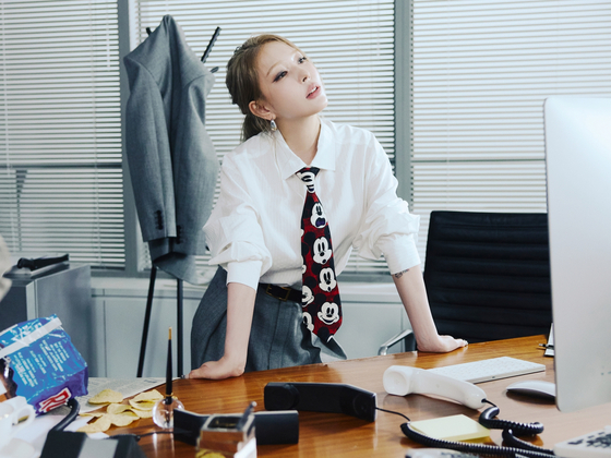 보아는 25주년 앨범에서 다양한 콘셉트의 의상을 소화했다. 사진 SM엔터테인먼트
