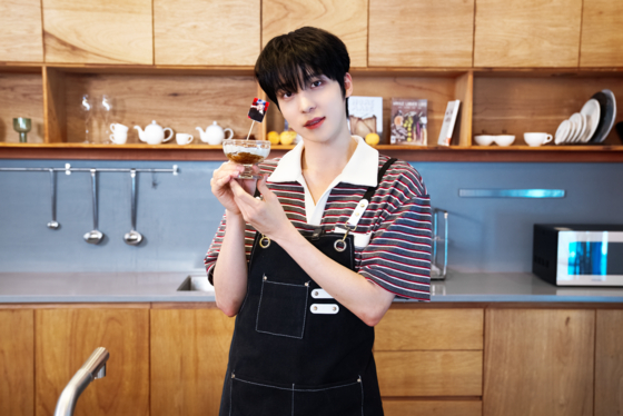 에이티즈 윤호가 캡틴 홍중을 위해 두부 티라미수를 만들었다. 평소 윤호는 멤버들을 잘 챙기는 것으로 알려져 있다. 사진 HOGER