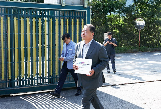 김경일 파주시장은 지난 7일 통일부를 방문해 ‘파주~개성 DMZ 국제평화마라톤대회’ 개최를 위한 북한주민접촉신고서를 직접 제출하고, 지방정부 차원에서 경색된 남북관계 회복을 위한 첫걸음을 내디뎠다. 사진 파주시