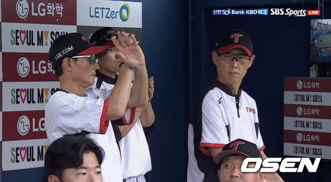 염경엽 LG 감독이 9일 잠실구장에서 열린 한화와 경기에서 6-0으로 앞선 3회말 1사 1루에서 두 팔로 ‘X’자 표시를 만들며 도루를 하지 말라고 지시했다./ 티빙 중계 화면