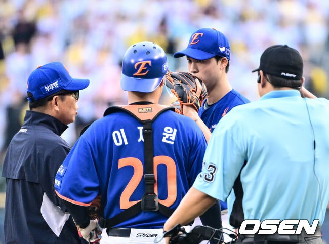 [OSEN=잠실, 조은정 기자]9일 오후 서울 잠실구장에서 ‘2025 신한 SOL Bank KBO리그’ LG 트윈스와 한화 이글스의 경기가 열렸다.LG는 치리노스, 한화는 엄상백을 선발로 내세웠다.1회말 1사 2루에서 한화 엄상백이 LG 오스틴에게 투런포를 허용하자 양상문 투수코치가 마운드에 방문하고 있다. 2025.08.09 /cej@osen.co.kr