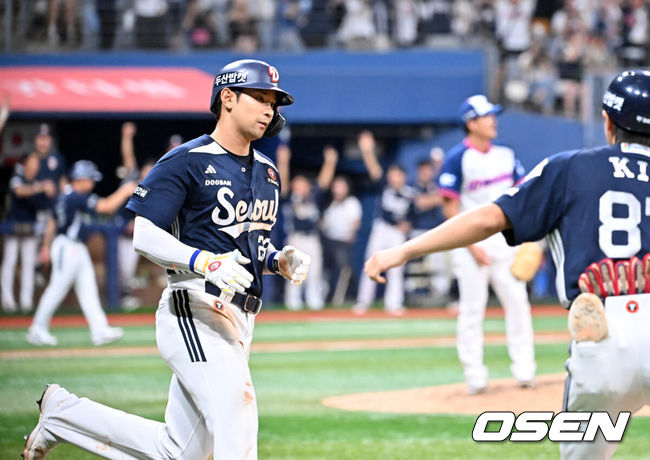[OSEN=고척, 민경훈 기자] 9일 오후 서울 고척스카이돔에서 ‘2025 신한 SOL Bank KBO리그’ 키움 히어로즈와 두산 베어스의 경기가 열렸다.키움은 메르세데스, 두산은 최민석을 선발로 내세웠다.8회초 1사 주자 1루 두산 강승호가 좌월 역전 투런포를 때린 후 달려나오고 있다.  2025.08.09 / rumi@osen.co.kr