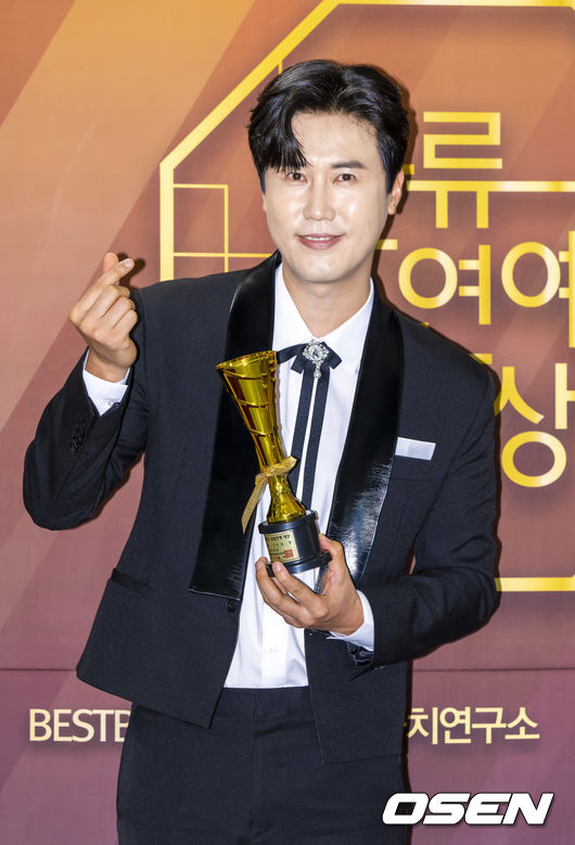 [OSEN=박준형 기자] ‘2025 대한민국 베스트브랜드 어워즈-대한민국 한류연예대상’ 포토월 행사가 22일 오후 서울 영등포구 여의도동 국회의원회관 대회의실에서 열렸다.한편,2025대한민국 베스트브랜드 어워드’는 소비자들로부터 사랑과 신뢰를 받는 스타,브랜드,인플루언서 등이 한자리에 모이는 대규모 시상식이다.가수 신성이 포즈를 취하고 있다.   2025.07.05 / soul1014@osen.co.kr