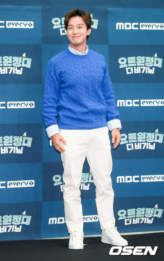 [OSEN=박준형 기자] 26일 오후 서울 상암동 스탠포드 호텔에서 MBC에브리원 예능프로그램 '요트원정대: 더 비기닝' 제작발표회가 진행됐다.겁 없는 요트 쌩초보들이 요트에 도전해, 맨몸으로 요트에 대해 알아가며 즐거움을 느끼는 여정을 담은 요트 튜토리얼 버라이어티. 장혁, 허경환, 최여진, 소유가 서해안 종주에 나서는 이야기를 담는다.개그맨 허경환이 포즈를 취하고 있다. /  soul1014@osen.co.kr
