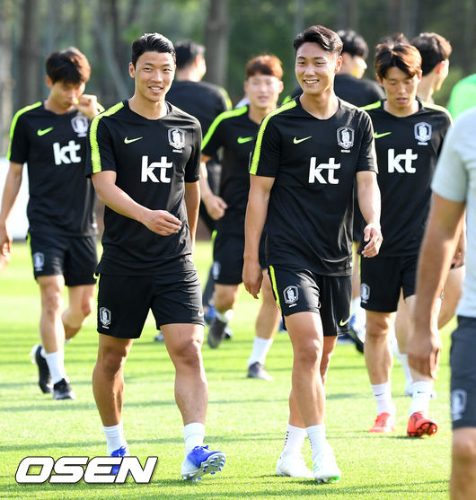 [OSEN=파주, 최규한 기자] 대한민국 축구 국가대표팀이 오는 7일과 11일 부산과 서울에서 열리는 호주-이란과의 A매치를 준비하기 위해 3일 오후 경기도 파주 NFC로 소집된 뒤 훈련을 진행했다.A대표팀 황희찬과 백승호가 달리기를 마친 뒤 이동하며 미소짓고 있다. /dreamer@osen.co.kr