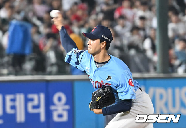 [OSEN=부산, 이석우 기자] 8일 부산 사직야구장에서 2025 신한 SOL 뱅크 KBO 리그 롯데 자이언츠와 SSG 랜더스의 경기가 열렸다. 홈팀 롯데는 나균안이, 방문팀 SSG는 최민준이 선발 출전했다.롯데 자이언츠 윤성빈이 역투하고 있다. 2025.08.08 / foto0307@osen.co.kr