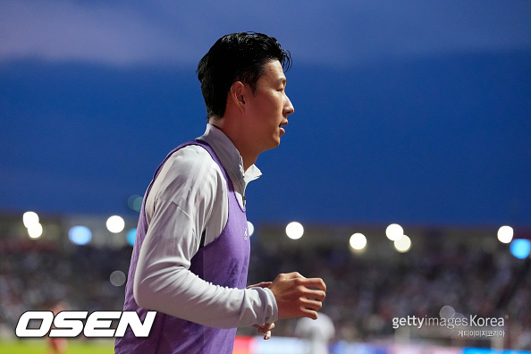 [사진] 몸 풀고 있는 손흥민 ⓒGettyimages(무단전재 및 재배포 금지)