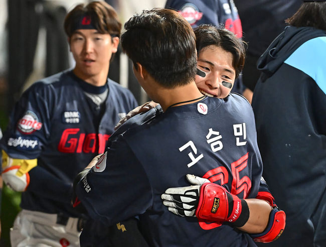 [OSEN=대구, 이석우 기자] 4일 대구삼성라이온즈파크에서 2024 신한 SOL 뱅크 KBO 리그 삼성 라이온즈와 롯데 자이언츠의 경기가 열렸다. 삼성은 아쉬운 역전패 분위기 반전을 위해 레예스를 선발로 롯데는 사직예수 윌커슨을 선발로 짜릿한 1점차 역전승 분위기를 이어간다.롯데 자이언츠 윤동희가 9회초 좌월 솔로 홈런을 치고 고승민과 포옹하고 있다. 2024.05.04 / foto0307@osen.co.kr