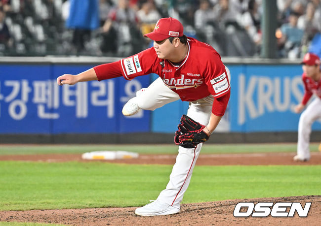 [OSEN=부산, 이석우 기자] 8일 부산 사직야구장에서 2025 신한 SOL 뱅크 KBO 리그 롯데 자이언츠와 SSG 랜더스의 경기가 열렸다. 홈팀 롯데는 나균안이, 방문팀 SSG는 최민준이 선발 출전했다.SSG 랜더스 이로운이 역투하고 있다. 2025.08.08 / foto0307@osen.co.kr