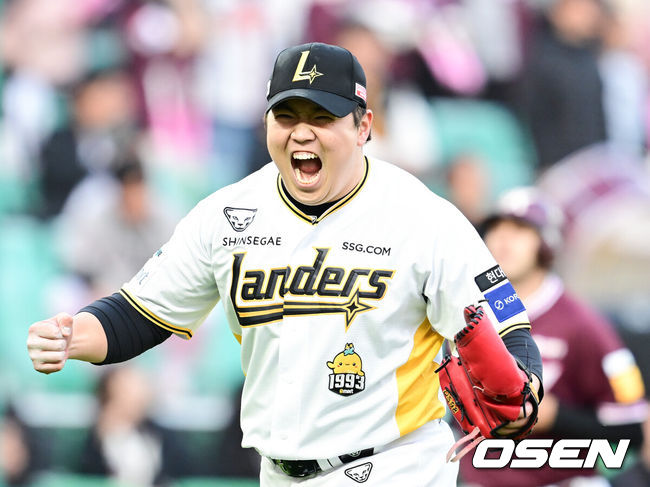 [OSEN=인천, 김성락 기자] 26일 인천 미추홀구 SSG랜더스필드에서 '2025 신한 SOL Bank KBO리그' SSG 랜더스와 키움 히어로즈의 경기가 열렸다. 홈팀 SSG는 앤더슨, 키움은 로젠버그를 선발로 내세웠다. 7회초 2사 만루 SSG 이로운이 키움 김태진을 외야플라이로 처리한 뒤 포효하고 있다.  2025.04.26 / ksl0919@osen.co.kr